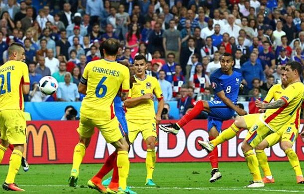 3523BF9900000578-0-Payet_s_strike_heads_towards_the_back_of_the_net_to_win_the_game-a-3_1465594607651