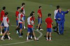Spain's coach Vicente del Bosque, right, gestures to his players during a training session at the Sports Complex Marcel Gaillard in Saint Martin de Re in France, Friday, June 24, 2016. Spain will face Italy in a Euro 2016 round of 16 soccer match in Paris on Monday, June 27, 2016.