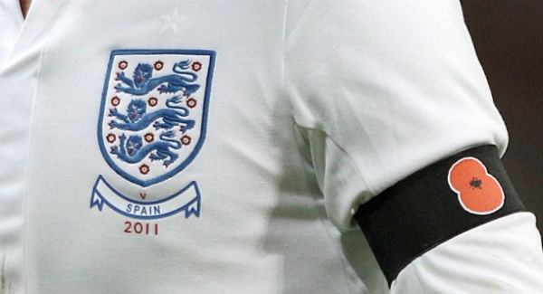 englandplayerwearingblackarmbandwithpoppy2011_large